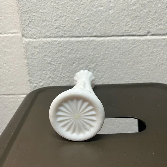 Elegant White Ceramic Vase - Picture 2 of 4